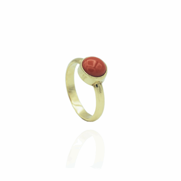 Gouden ring met bloedkoraal